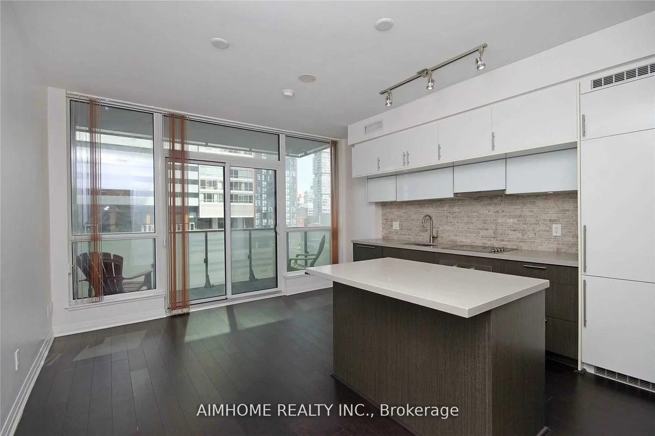 8, Mercer, Waterfront Communities C1, Toronto