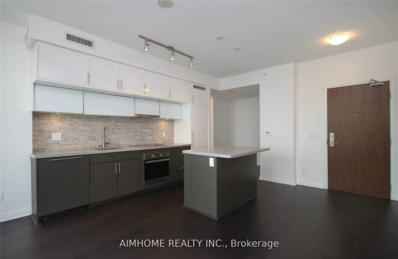 8, Mercer, Waterfront Communities C1, Toronto