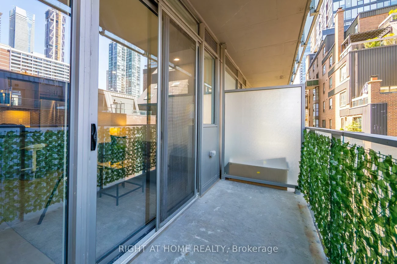 50, Wellesley, Church-Yonge Corridor, Toronto