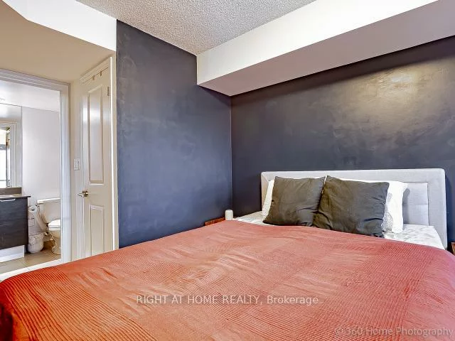 400, Adelaide, Moss Park, Toronto