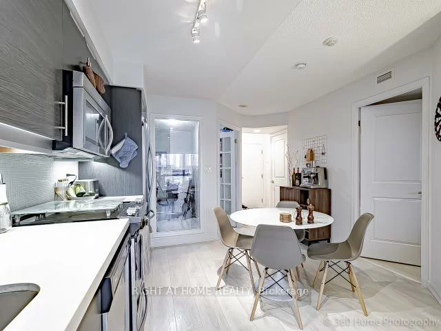 400, Adelaide, Moss Park, Toronto