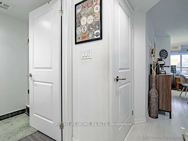 400, Adelaide, Moss Park, Toronto