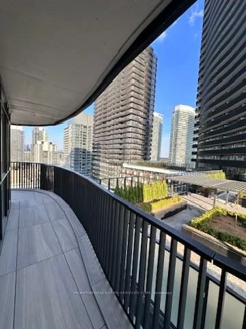 75, Billes, Bayview Village, Toronto