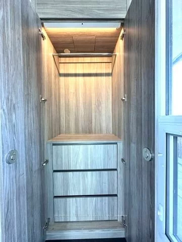75, Billes, Bayview Village, Toronto