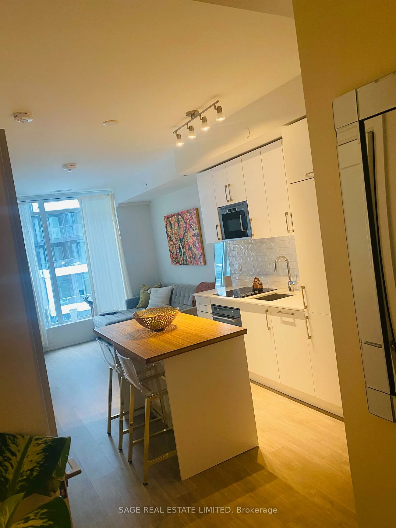 576, front, Waterfront Communities C1, Toronto