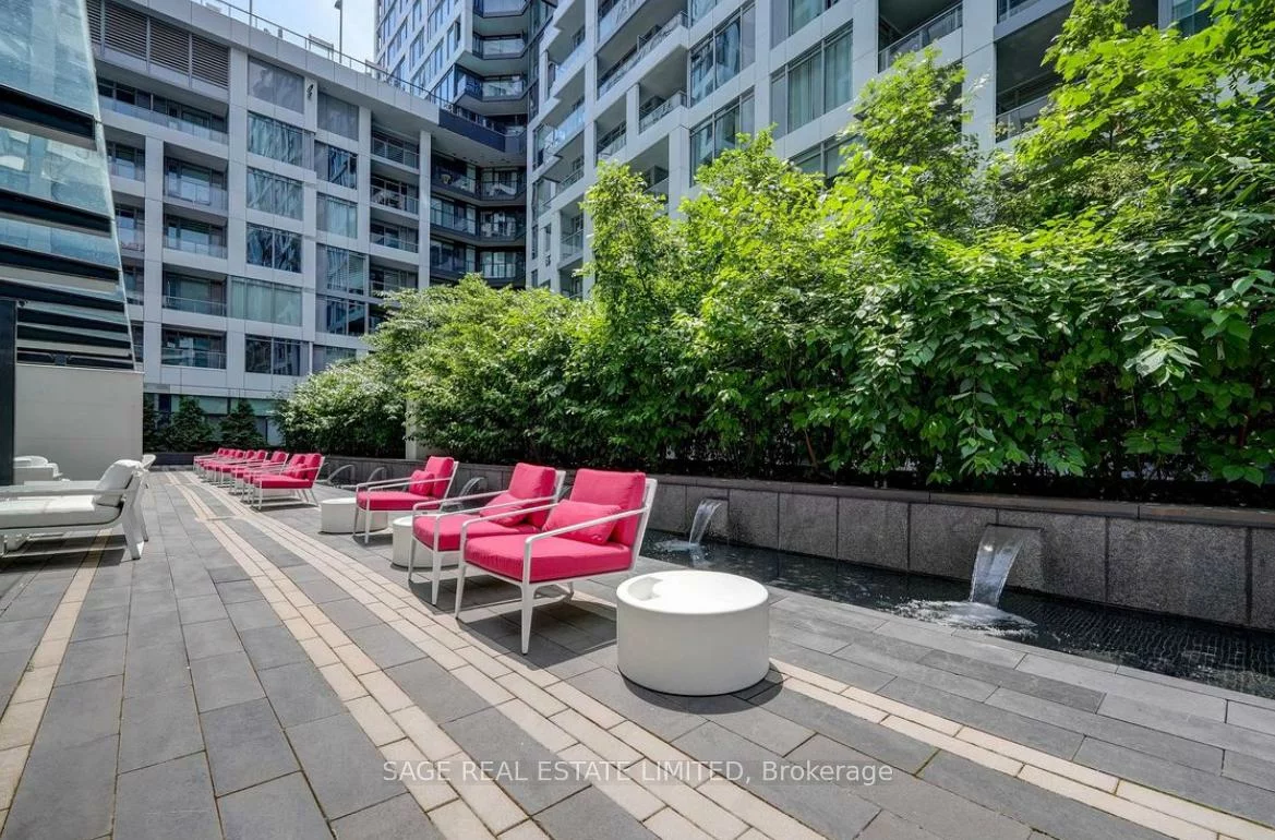 576, front, Waterfront Communities C1, Toronto
