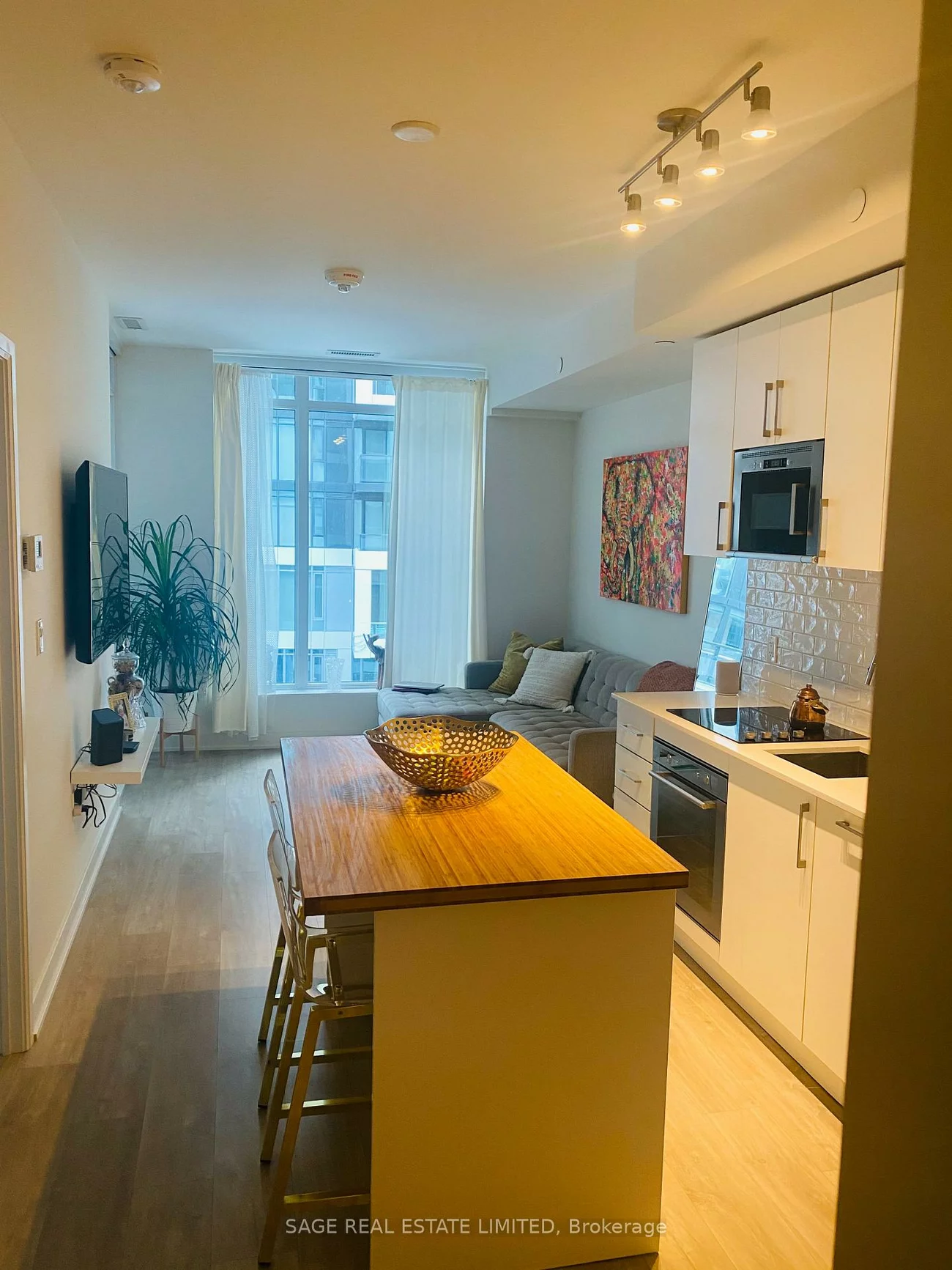576, front, Waterfront Communities C1, Toronto