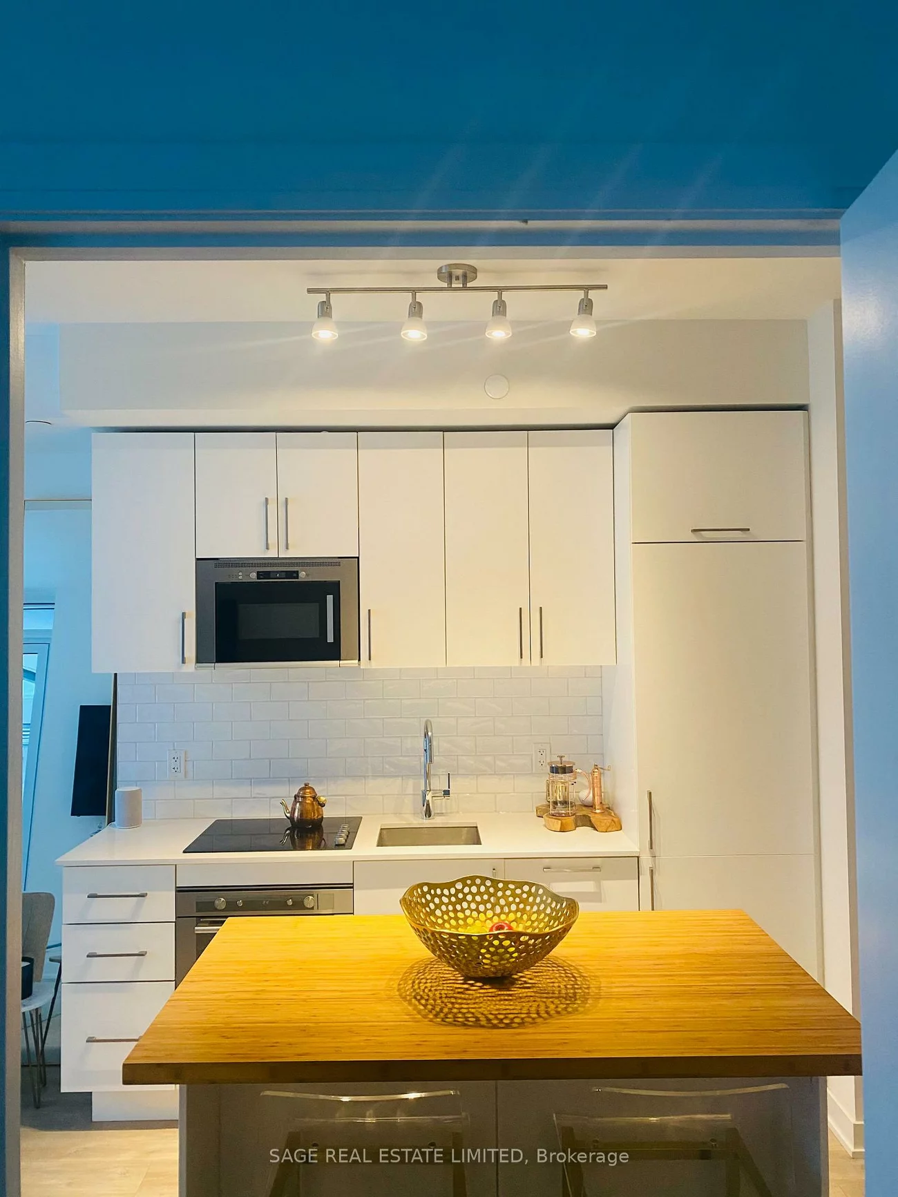 576, front, Waterfront Communities C1, Toronto