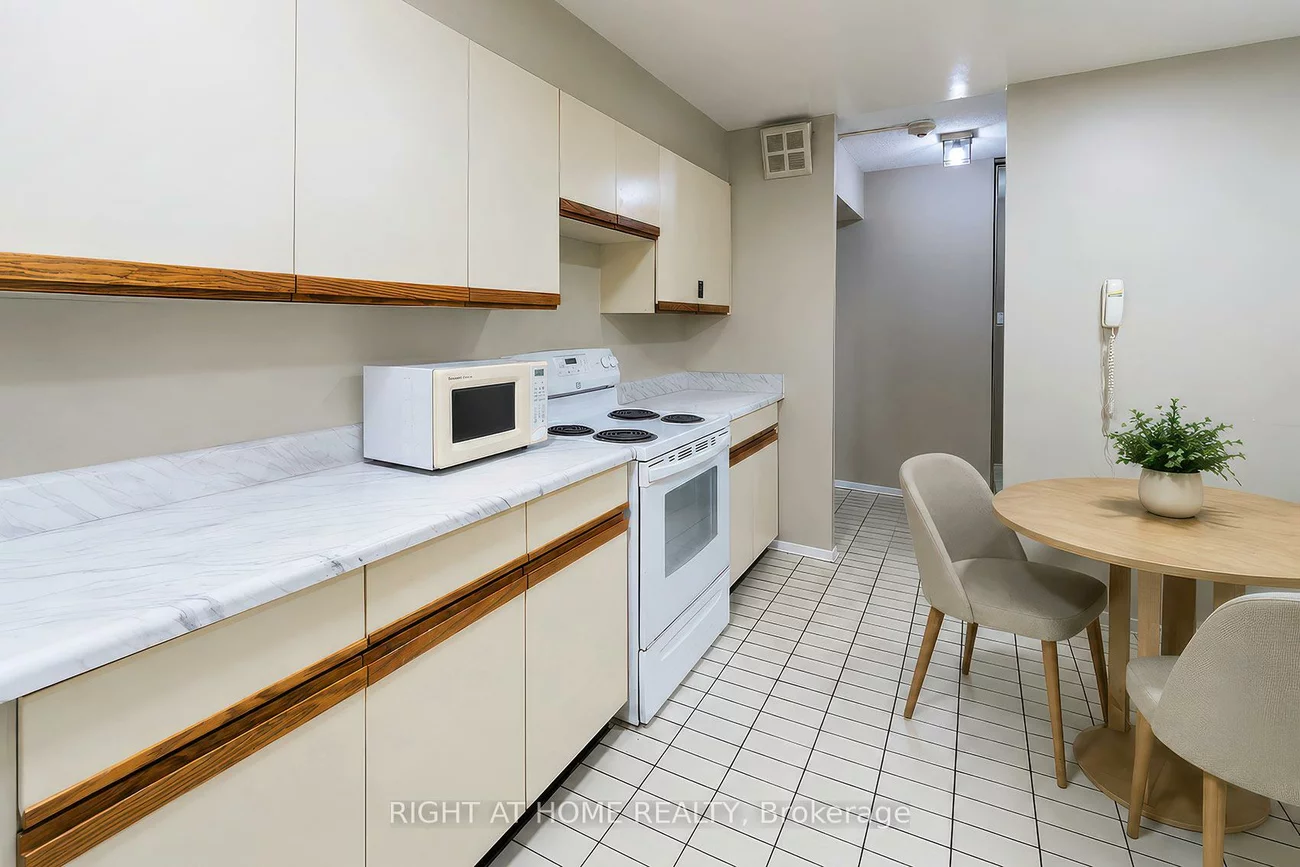 45, Carlton, Church-Yonge Corridor, Toronto