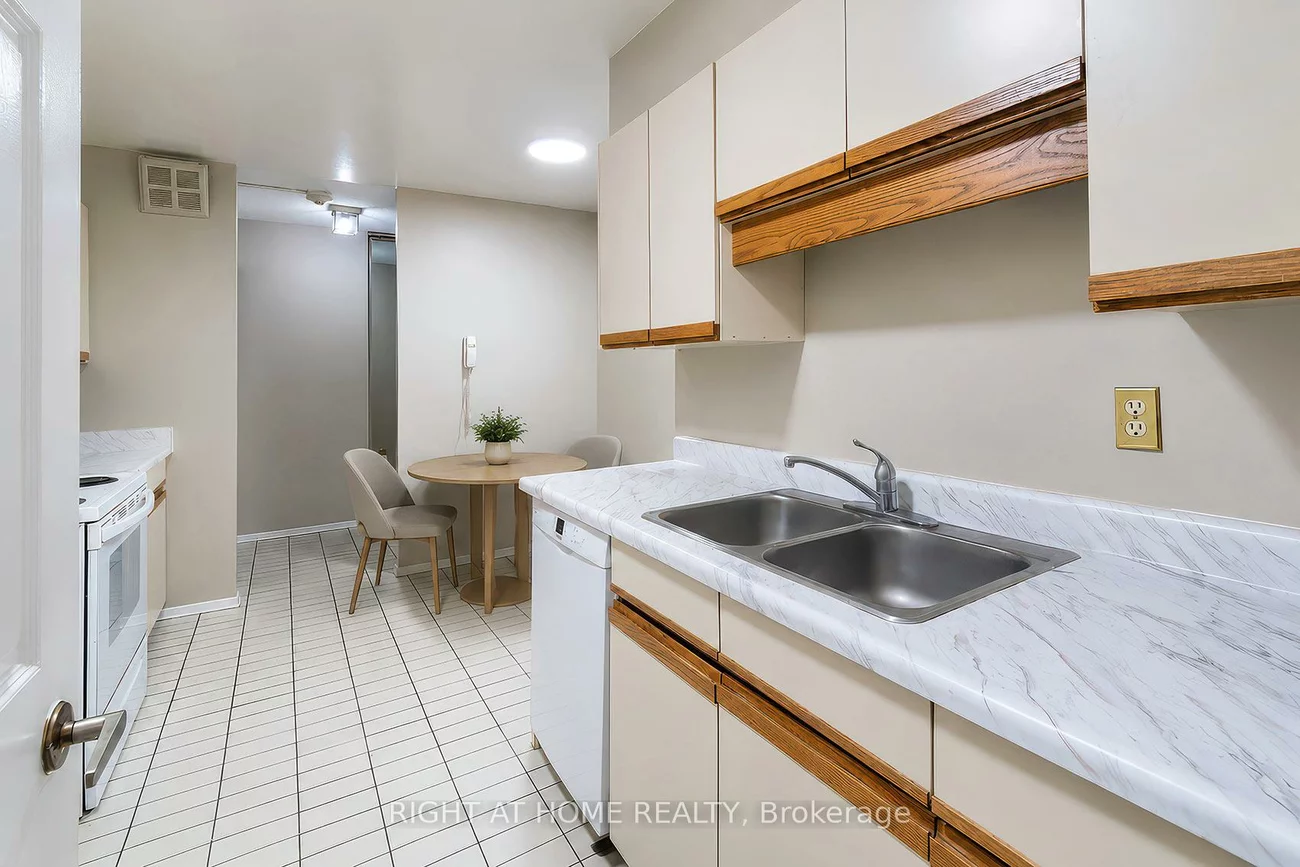 45, Carlton, Church-Yonge Corridor, Toronto
