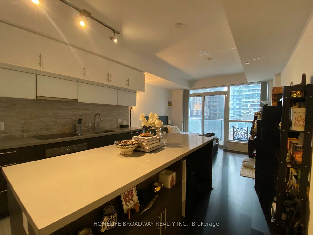8, Mercer, Waterfront Communities C1, Toronto