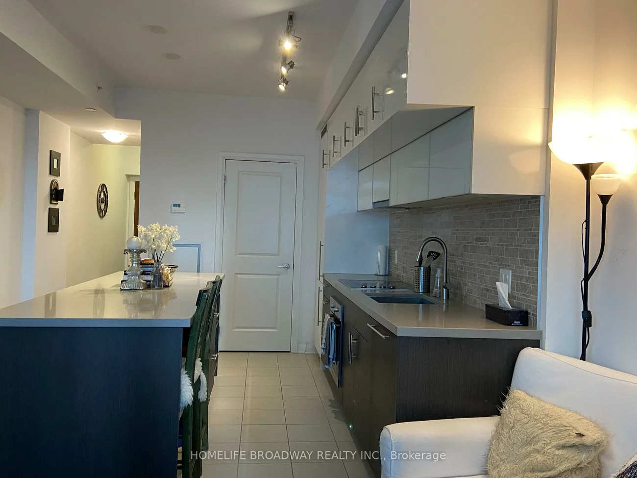 8, Mercer, Waterfront Communities C1, Toronto