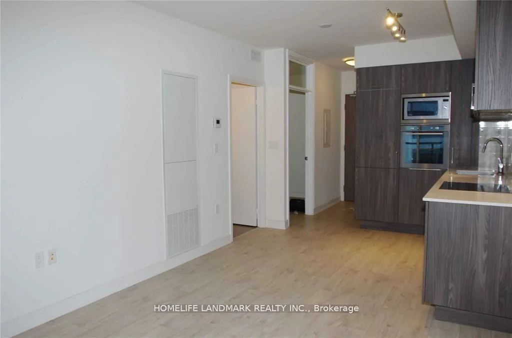 27, Bathurst, Waterfront Communities C1, Toronto