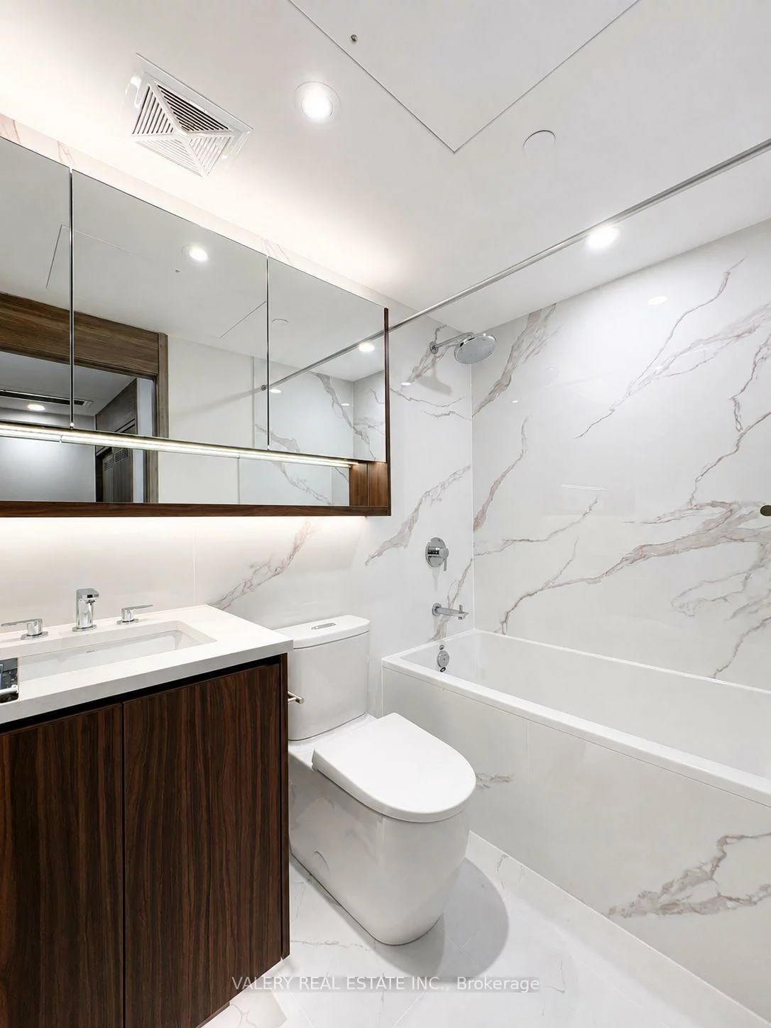 75, Billes, Bayview Village, Toronto