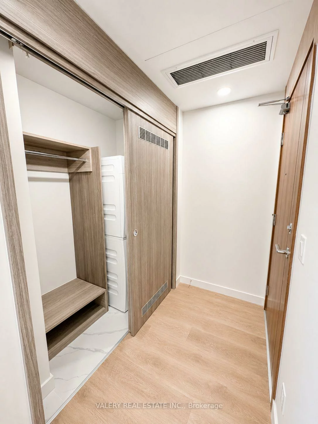 75, Billes, Bayview Village, Toronto