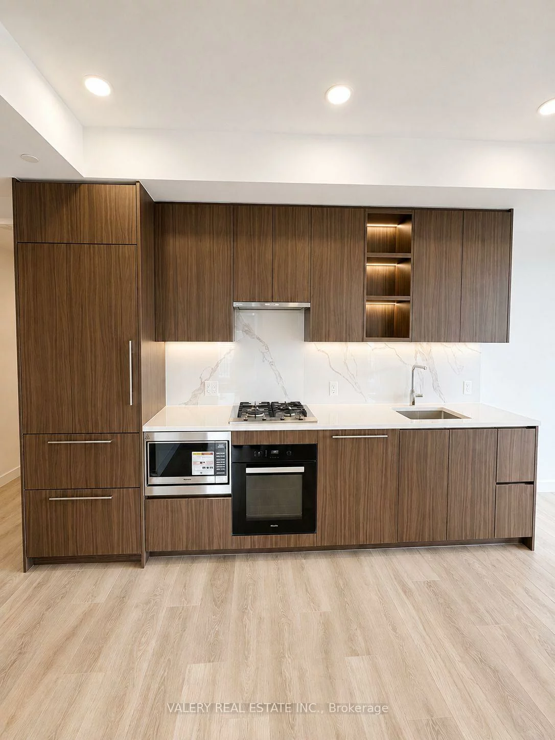 75, Billes, Bayview Village, Toronto