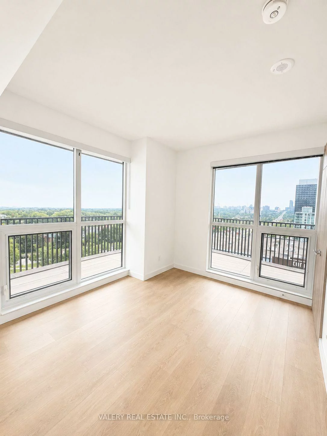 75, Billes, Bayview Village, Toronto