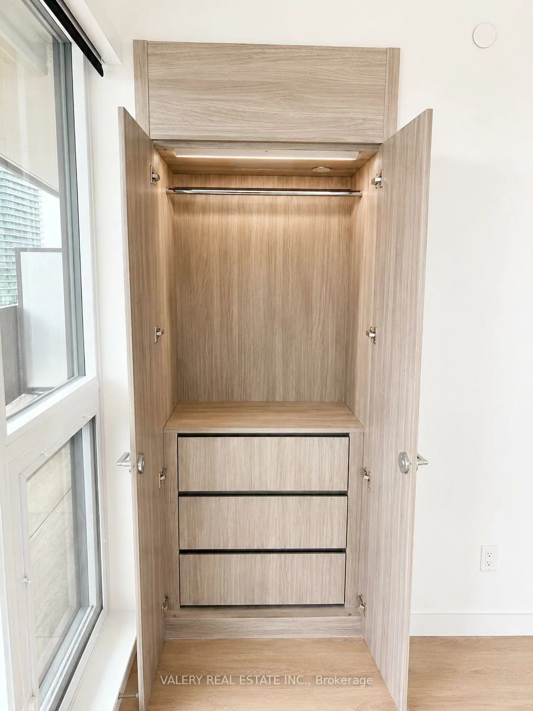 75, Billes, Bayview Village, Toronto