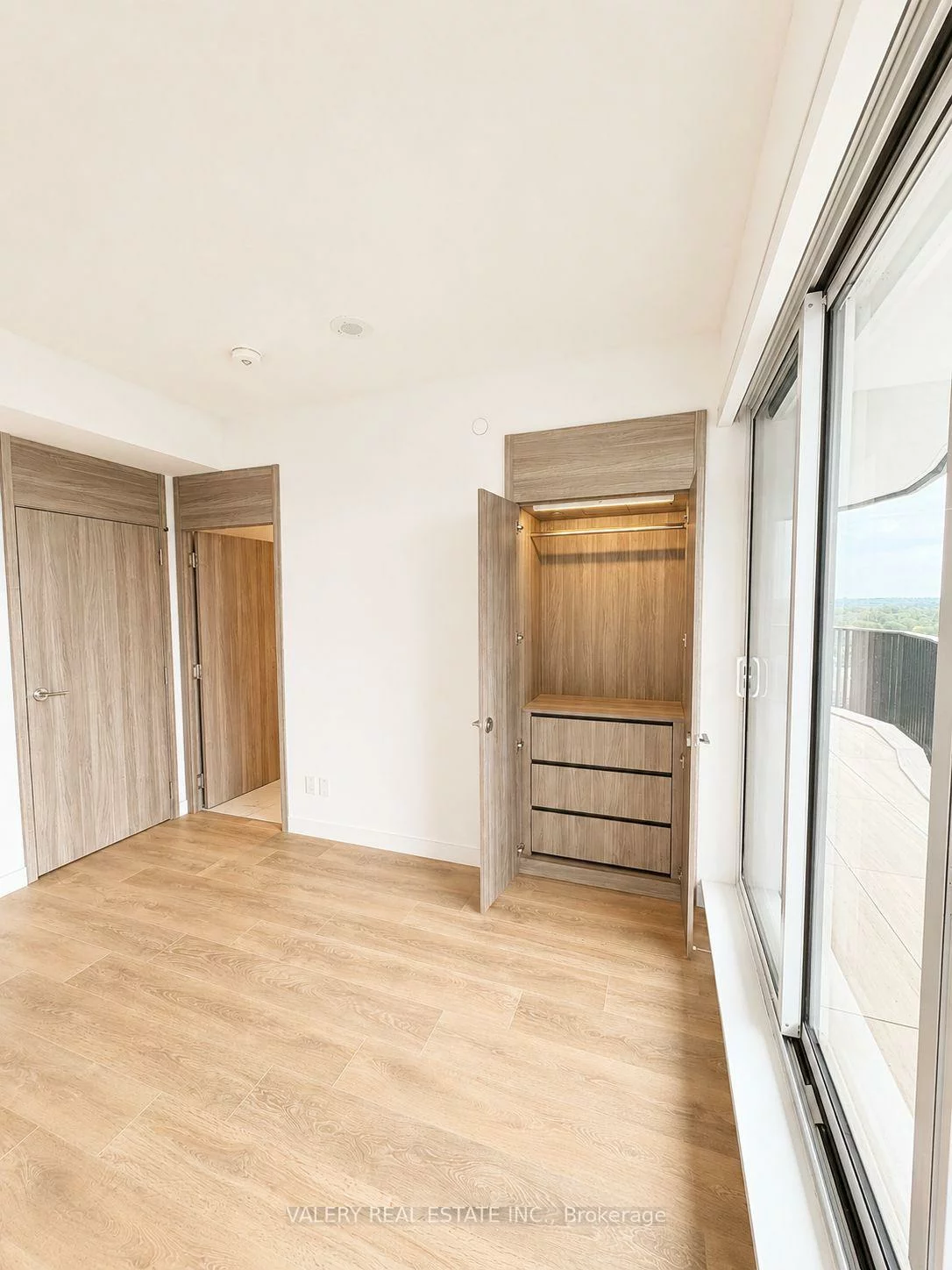 75, Billes, Bayview Village, Toronto