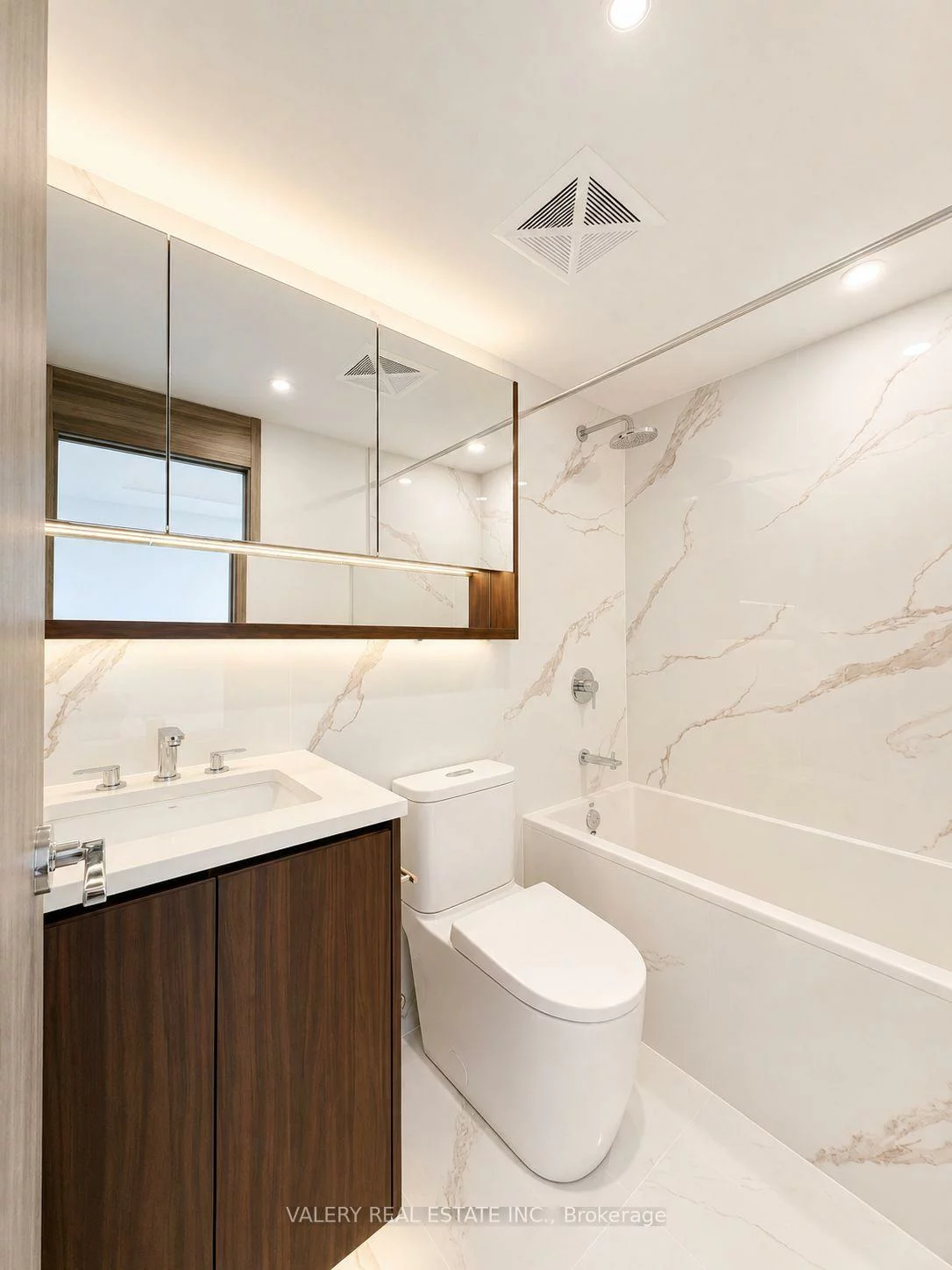 75, Billes, Bayview Village, Toronto