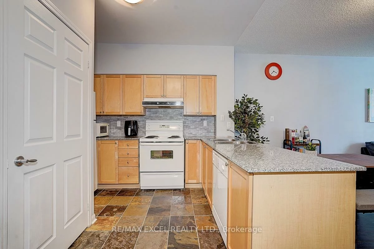228, Queens, Waterfront Communities C1, Toronto