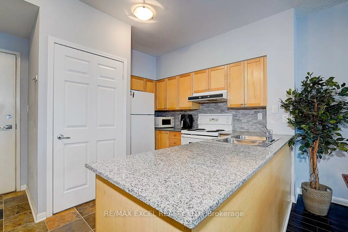 228, Queens, Waterfront Communities C1, Toronto