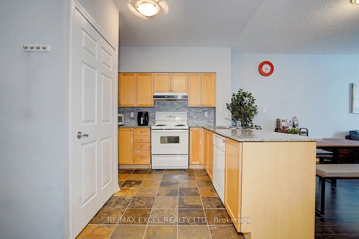 228, Queens, Waterfront Communities C1, Toronto