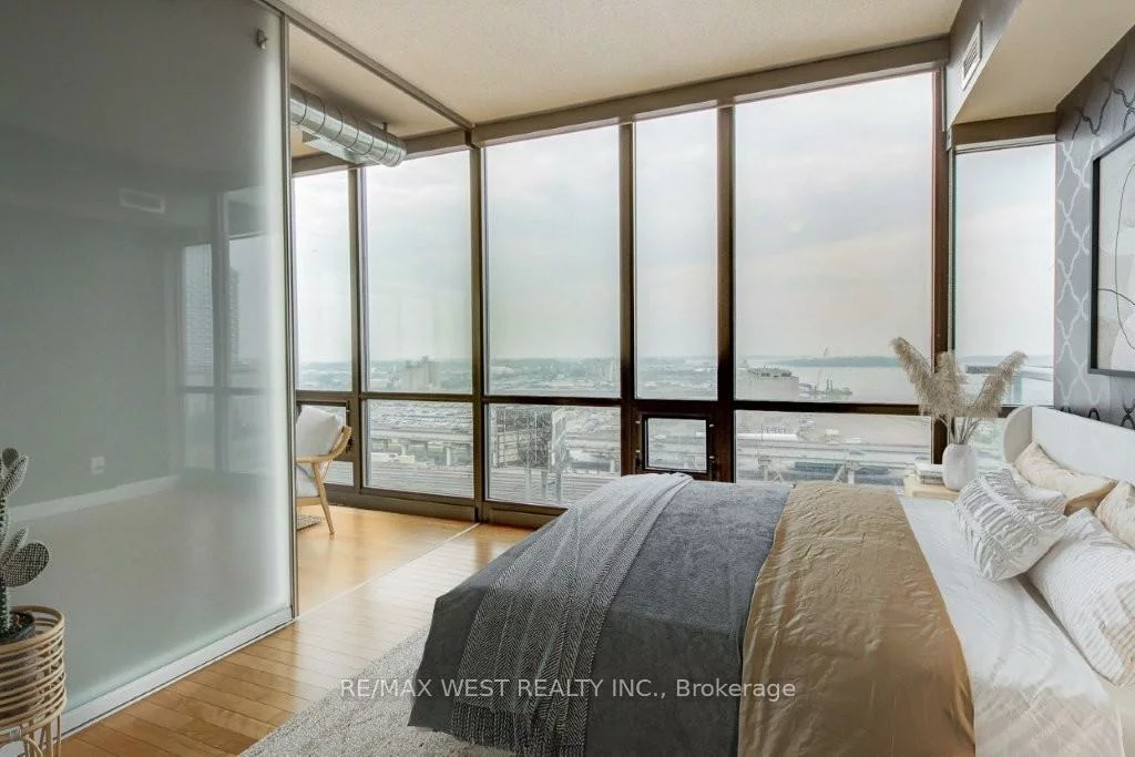 33, Mill, Waterfront Communities C8, Toronto