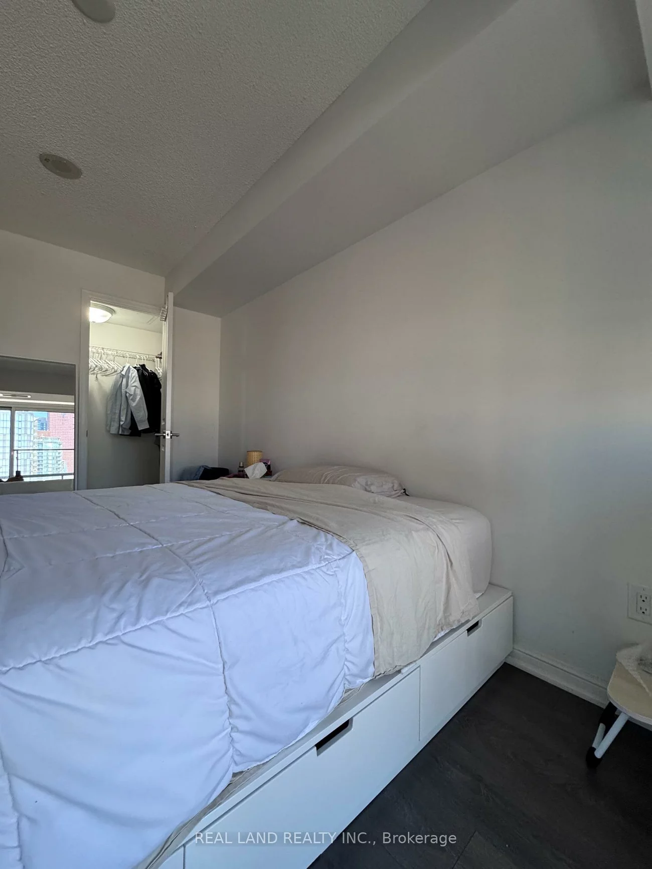 400, Adelaide, Moss Park, Toronto