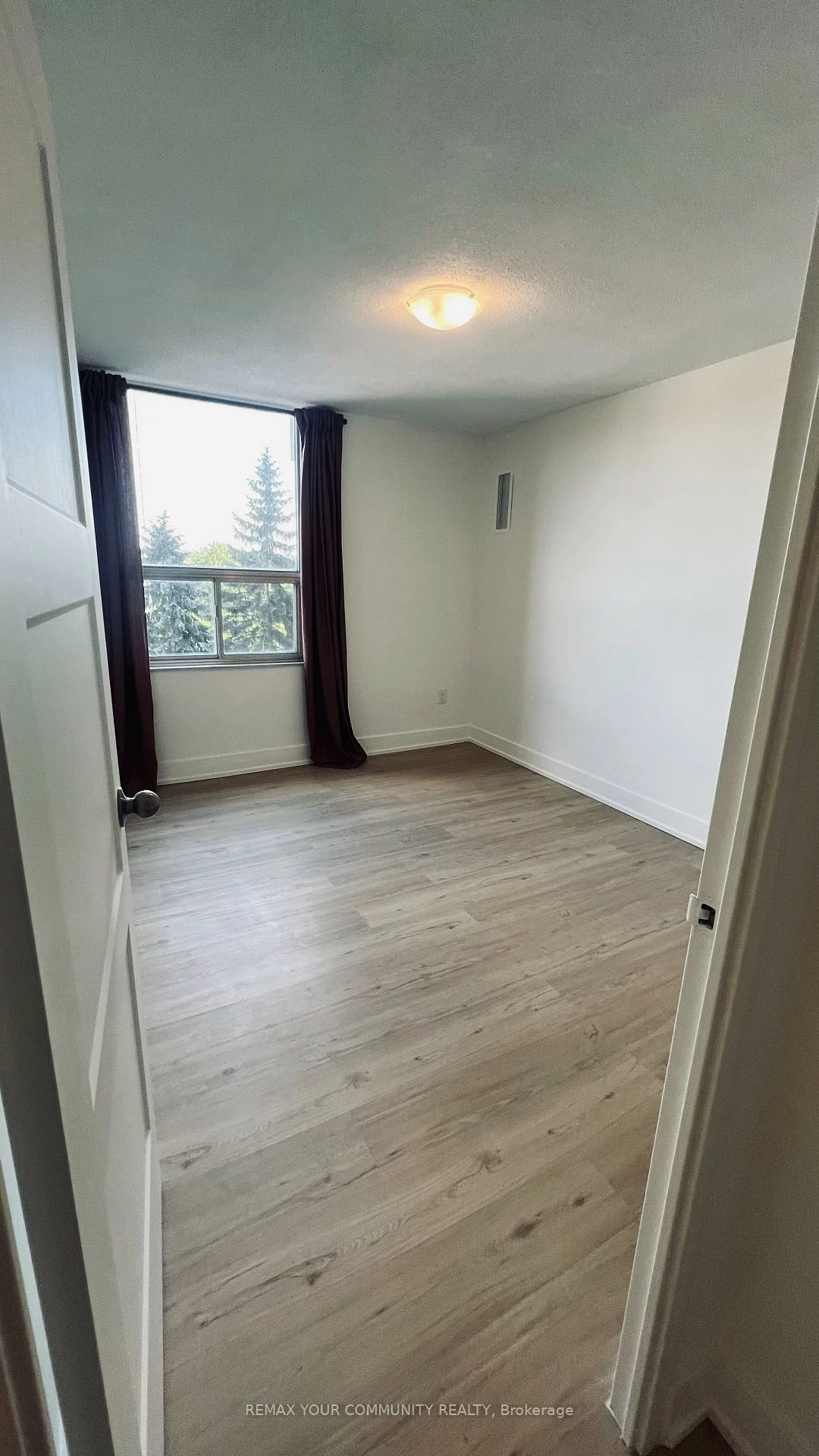10, Edgecliff, Flemingdon Park, Toronto
