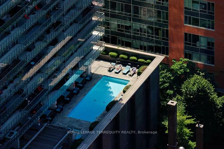 33, Charles, Church-Yonge Corridor, Toronto