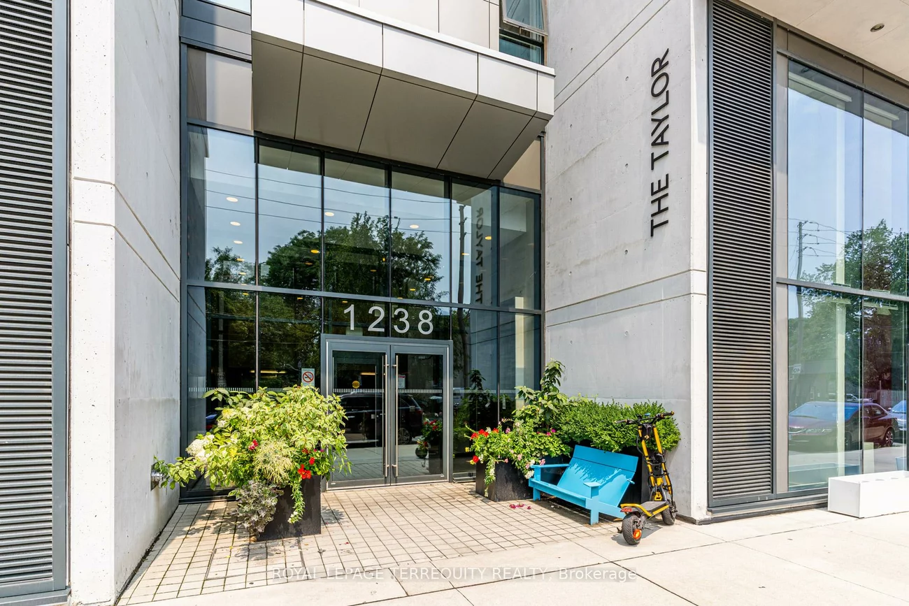 1238, Dundas, South Riverdale, Toronto