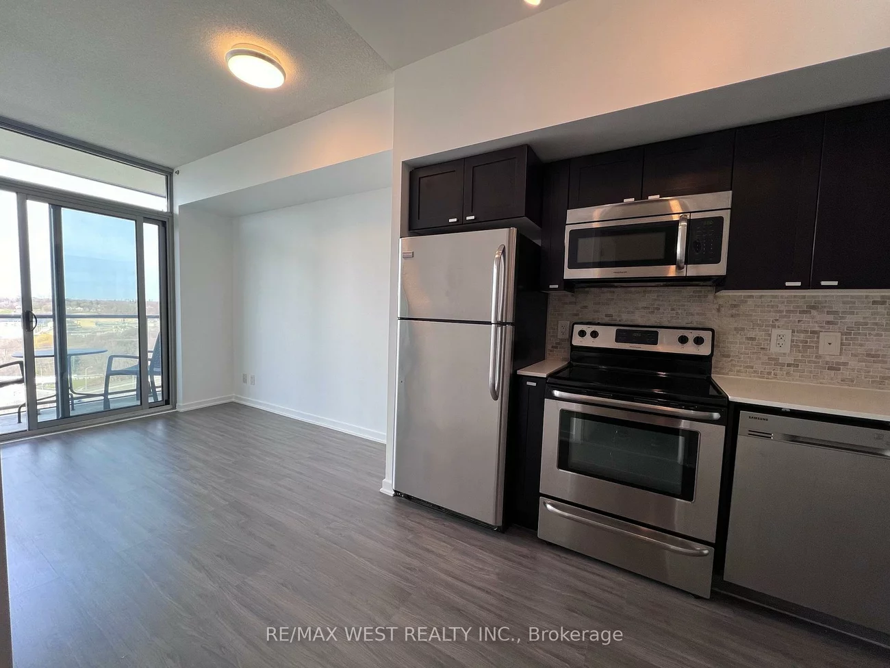 105, The Queensway, High Park-Swansea, Toronto