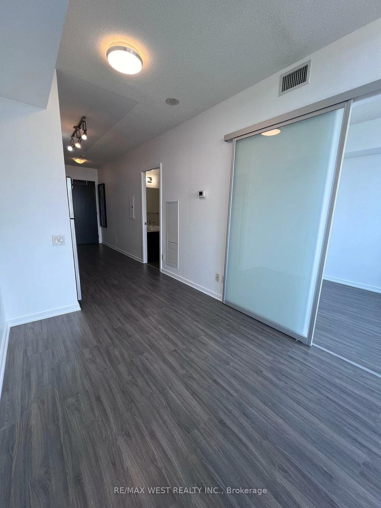 105, The Queensway, High Park-Swansea, Toronto