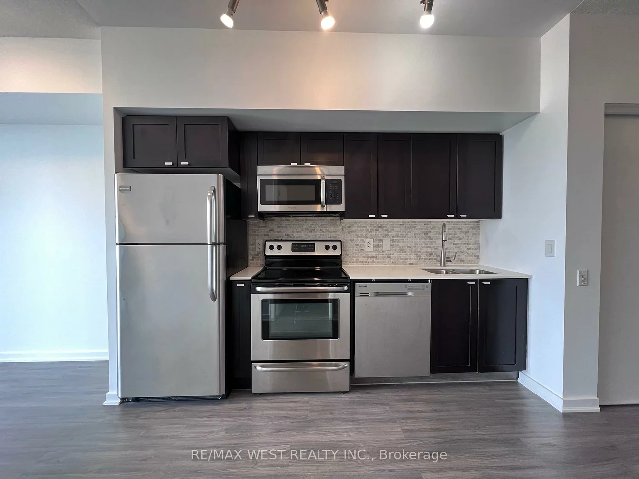 105, The Queensway, High Park-Swansea, Toronto