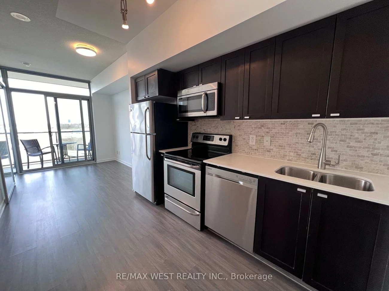 105, The Queensway, High Park-Swansea, Toronto
