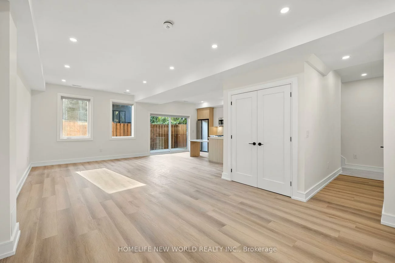 401  - 43, Batavia, Rockcliffe-Smythe, Toronto