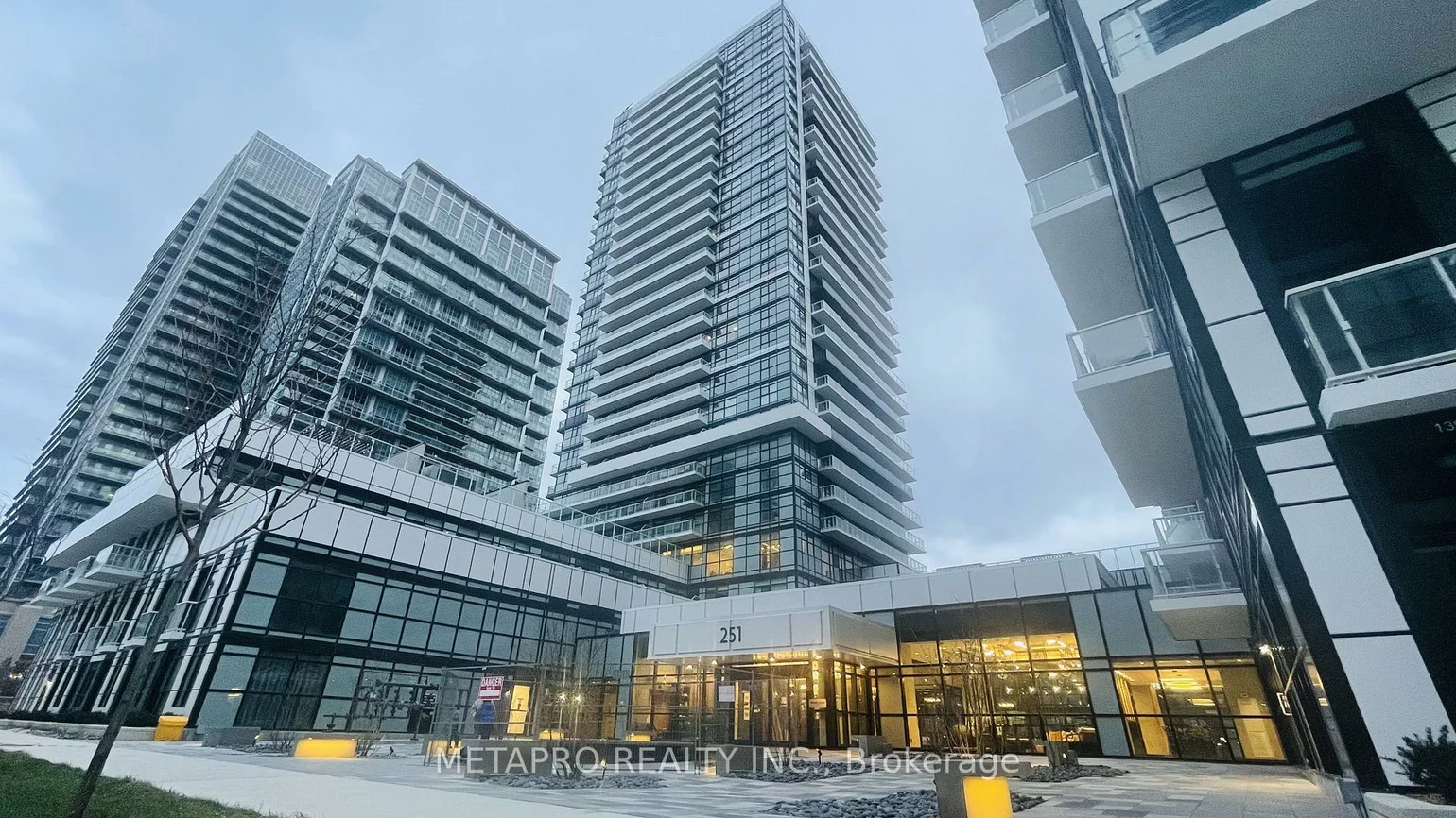 251, Manitoba, Mimico, Toronto