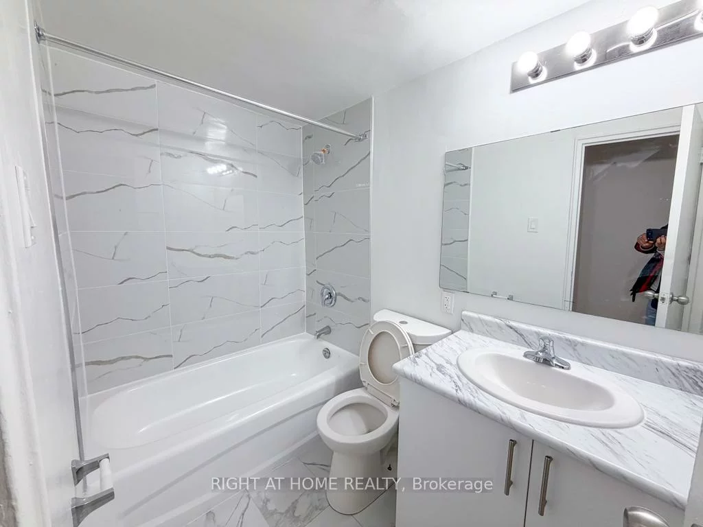 1442, Lawrence, Maple Leaf, Toronto