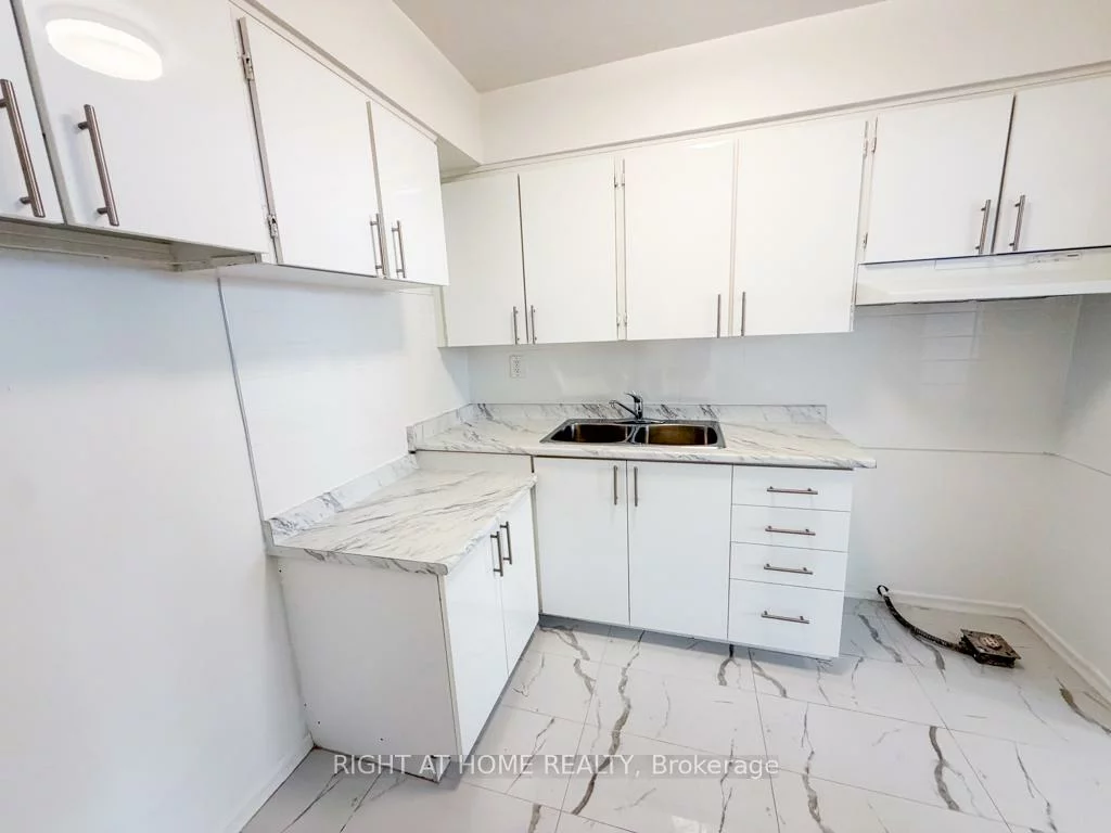 1442, Lawrence, Maple Leaf, Toronto