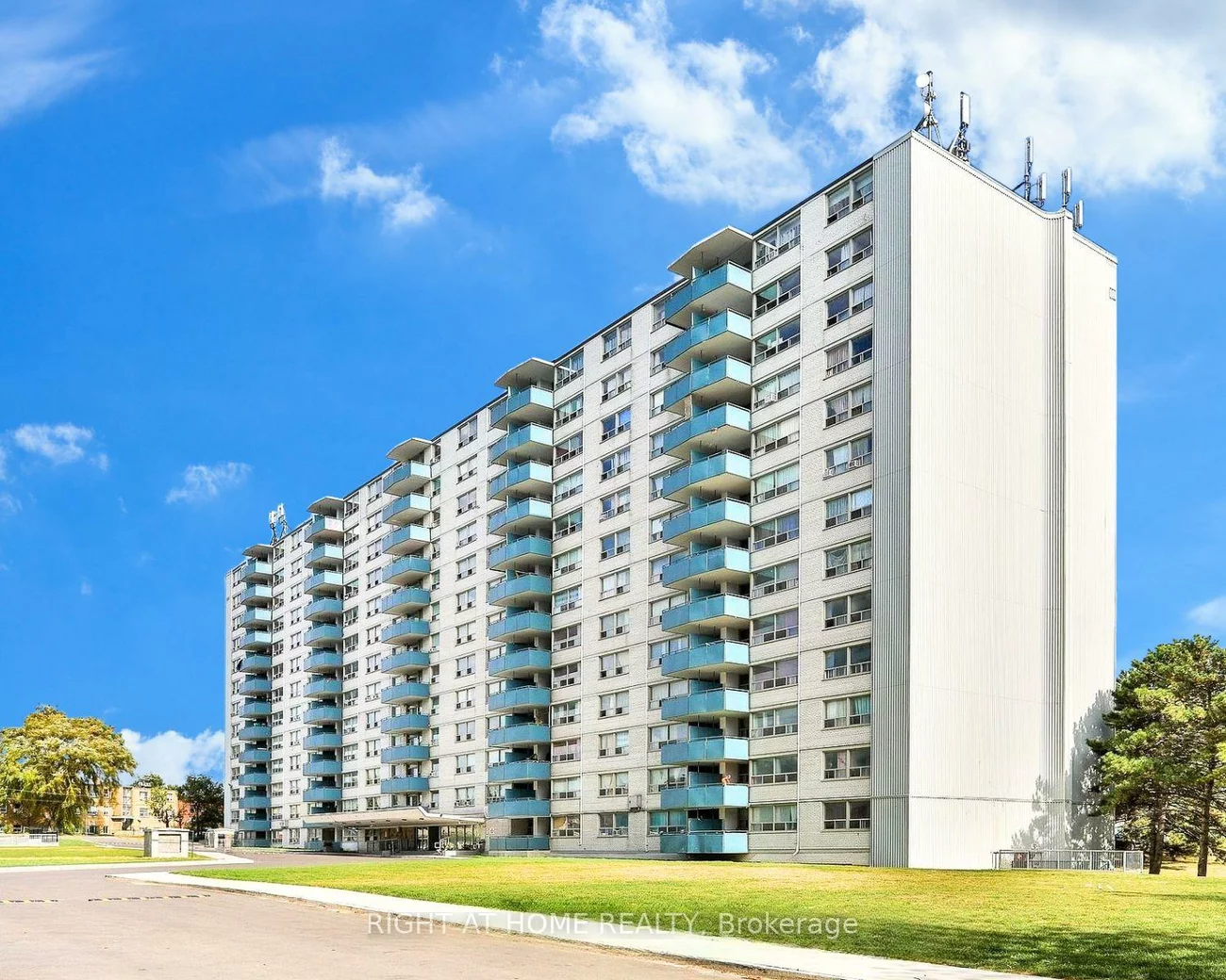 1442, Lawrence, Maple Leaf, Toronto