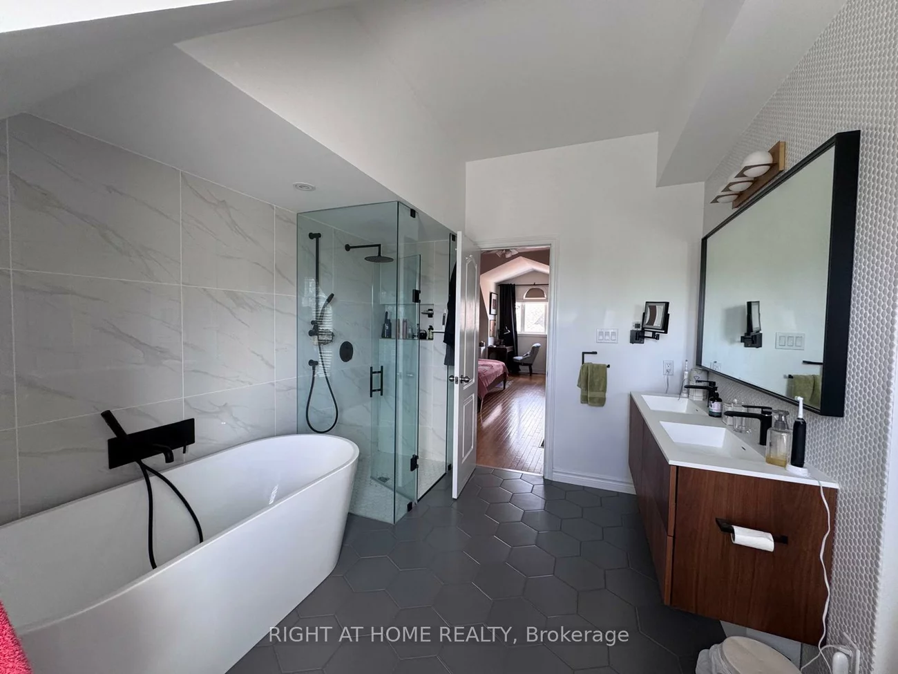 2-116, Evans, Mimico, Toronto