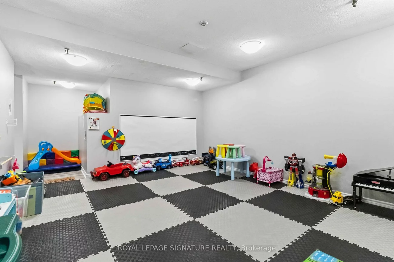85, Emmett, Mount Dennis, Toronto