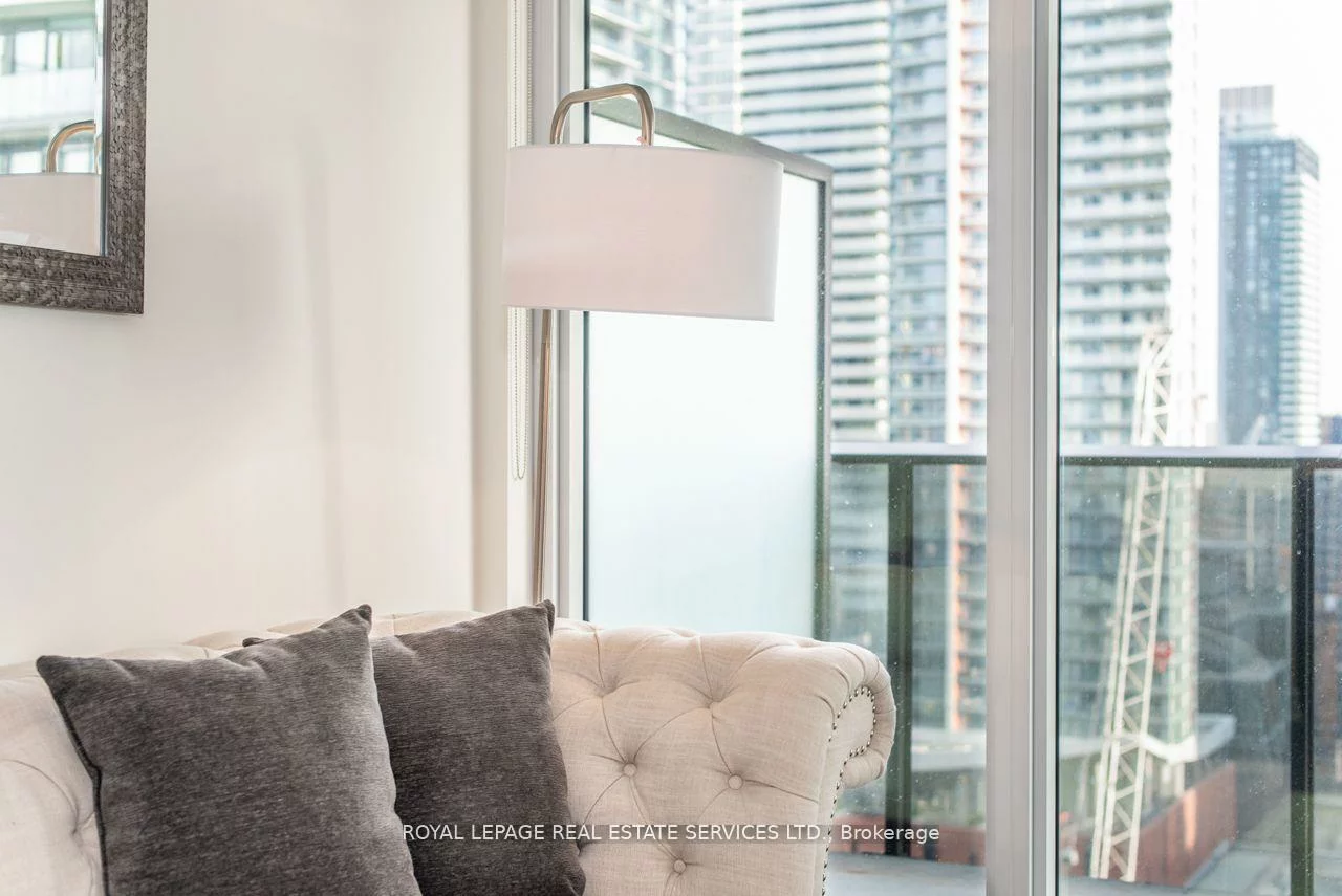330, Richmond, Waterfront Communities C1, Toronto