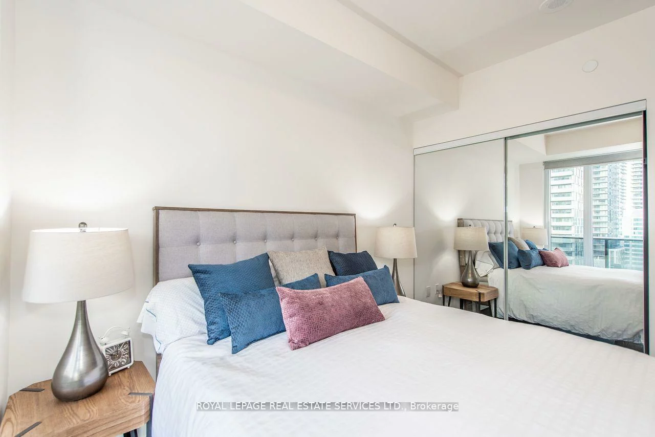 330, Richmond, Waterfront Communities C1, Toronto