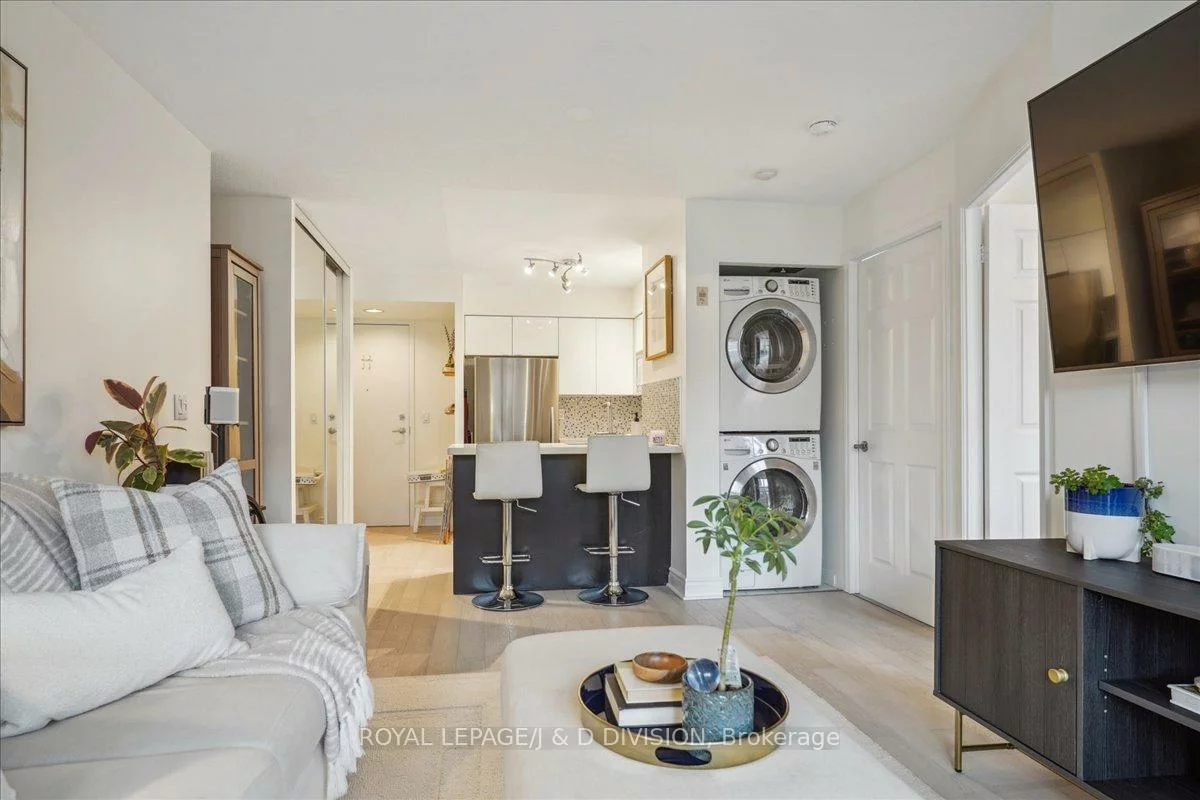 311, Richmond, Moss Park, Toronto
