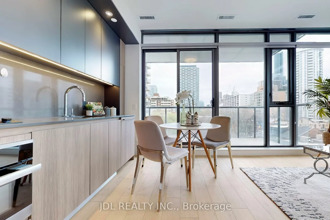 81, Wellesley, Church-Yonge Corridor, Toronto