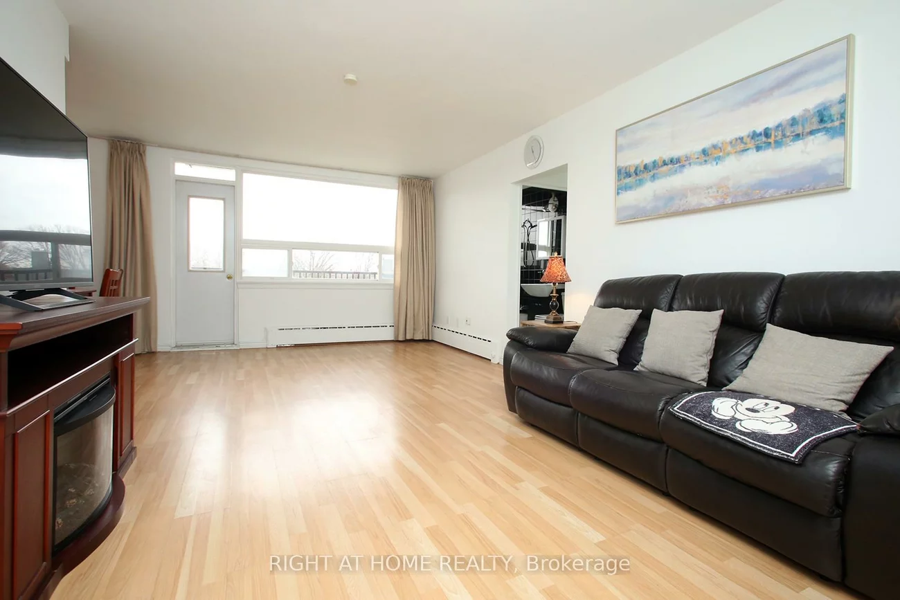 59, Neptune, Englemount-Lawrence, Toronto