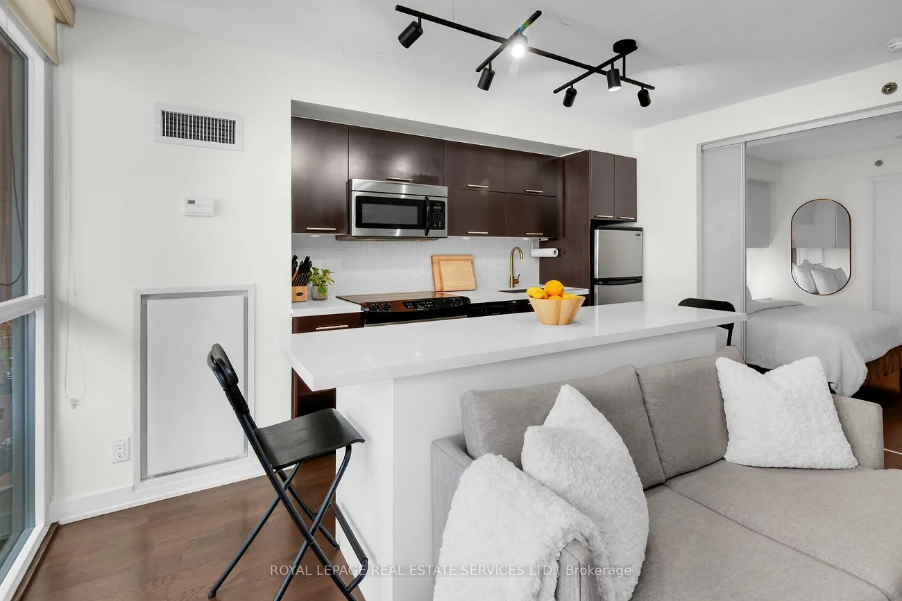 21, Nelson, Waterfront Communities C1, Toronto