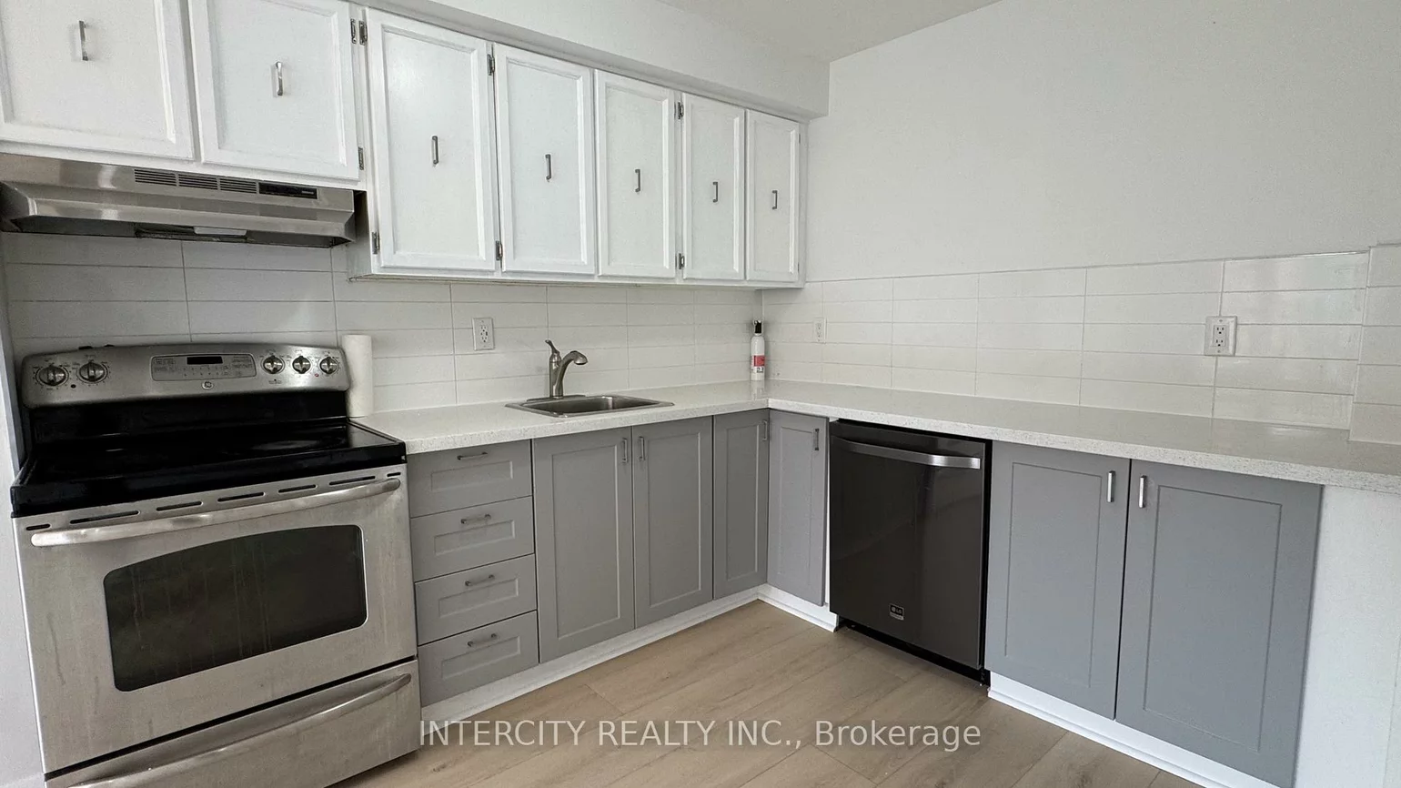 24, Woody Vine, Bayview Village, Toronto